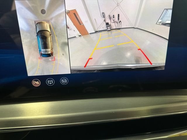 2024 Cadillac LYRIQ Luxury 1